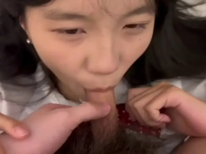 Em loli dễ thương liếm cây hàng biến em thành con em đào dam dang p2